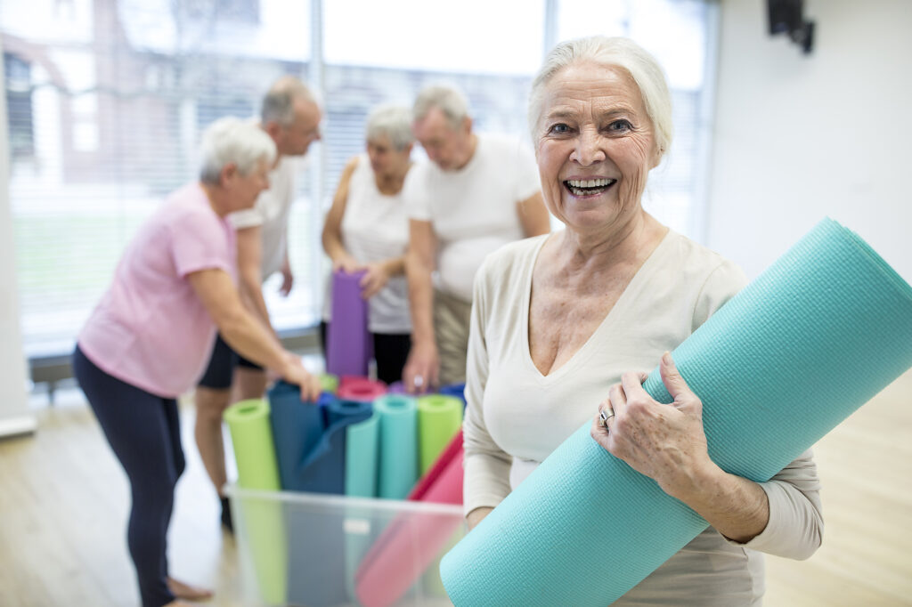 Glückliche ältere Frau mit Yogamatte nach dem Unterricht Lizenzfreies Stockfoto Glückliche ältere Frau mit Yogamatte nach dem Unterricht
Lizenzfreies Stockfoto