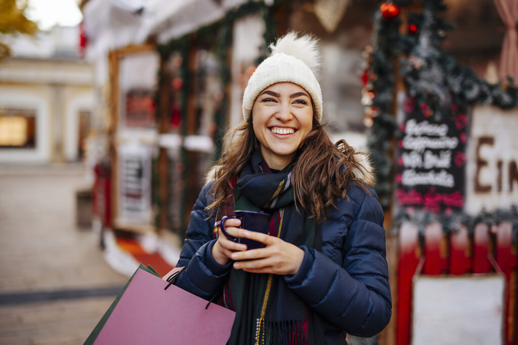 Junge Frau genießt Wein auf dem Weihnachtsmarkt
Lizenzfreies Stockfoto