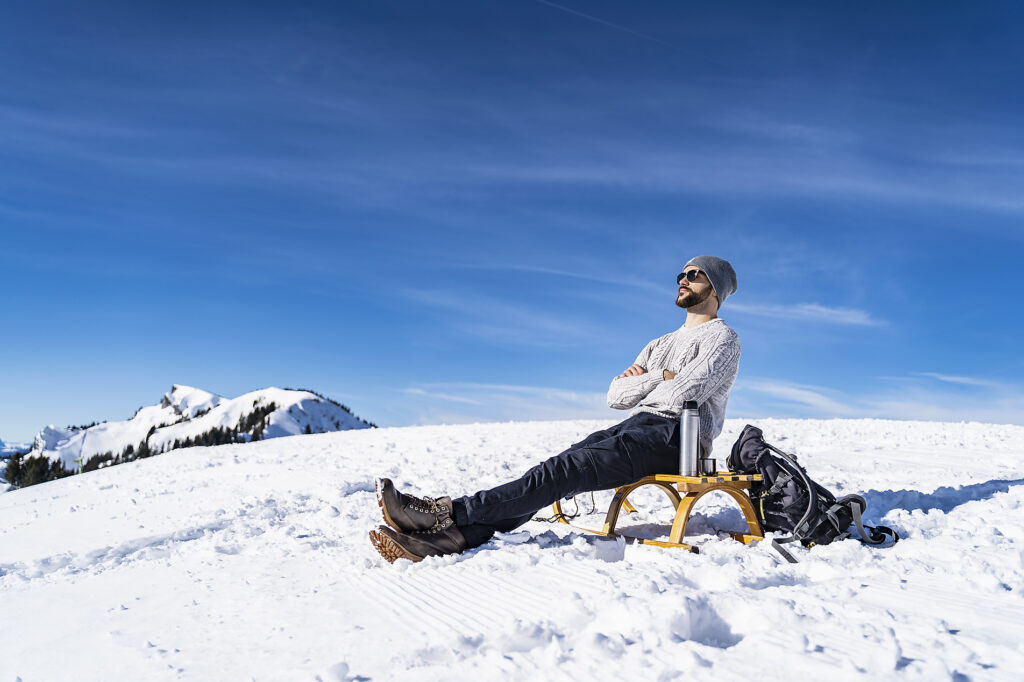 Deutschland, Bayern, Brauneck, Mann im Winter in den Bergen beim Pausieren
Lizenzfreies Stockfoto
