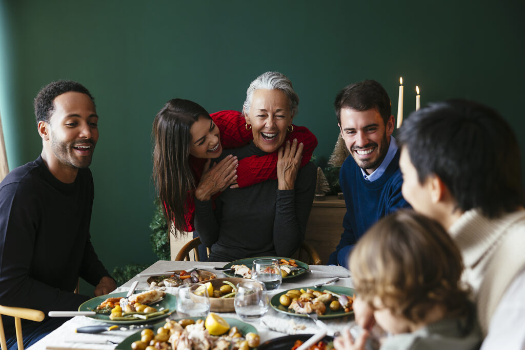 Eine gemischtrassige Familie genießt eine Dinnerparty im Weihnachtsurlaub
Lizenzfreies Stockfoto
