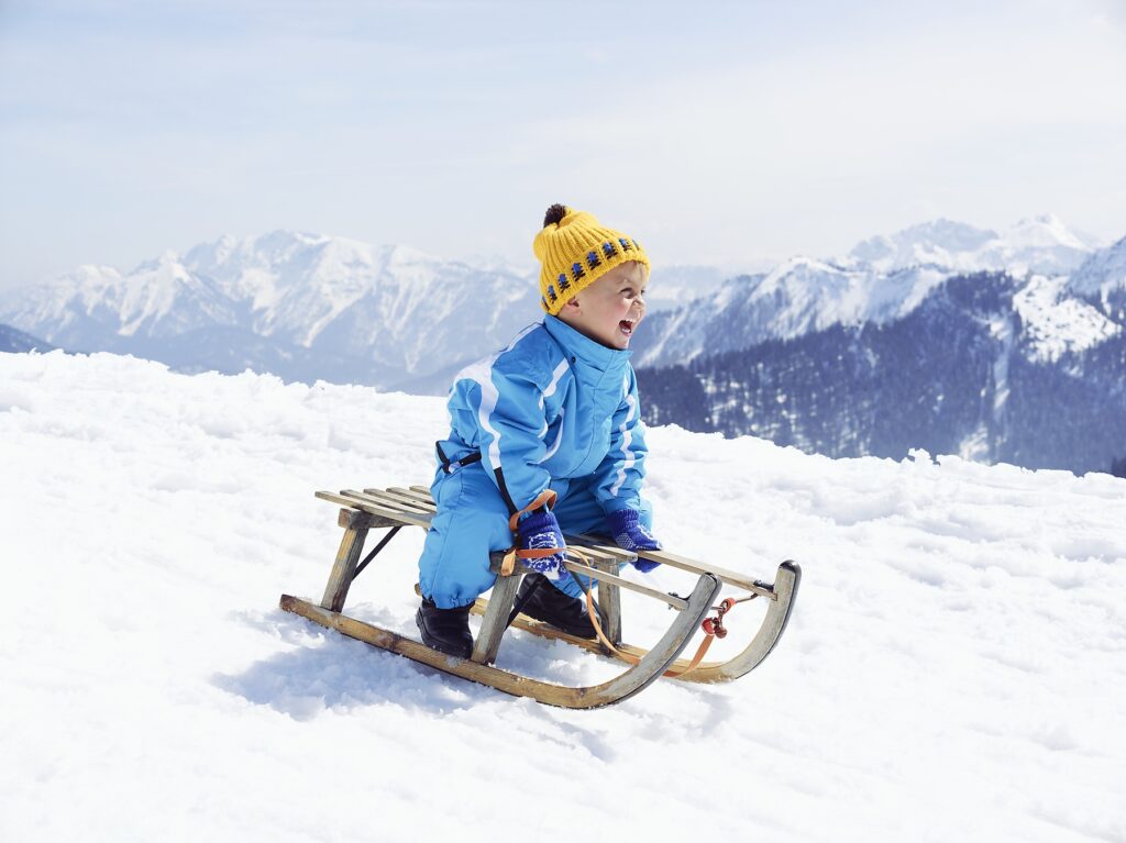 Deutschland, Tegernsee, Wallberg, lächelnder kleiner Junge auf Schlitten sitzend
Lizenzfreies Stockfoto
