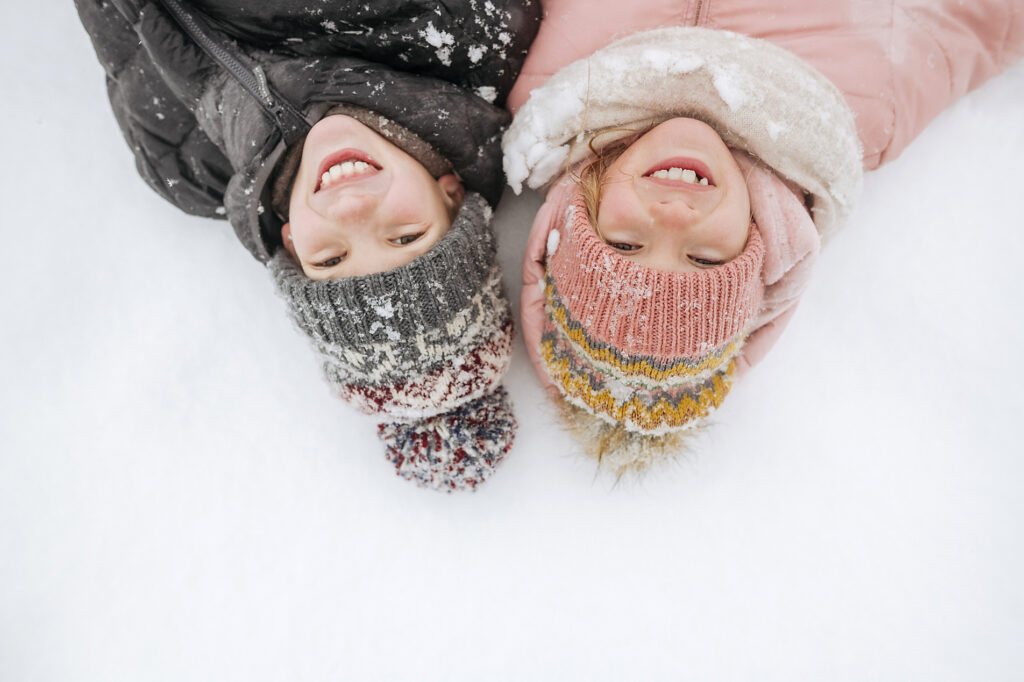 Porträt von zwei lächelnden Geschwistern im Schnee liegend
Lizenzfreies Stockfoto