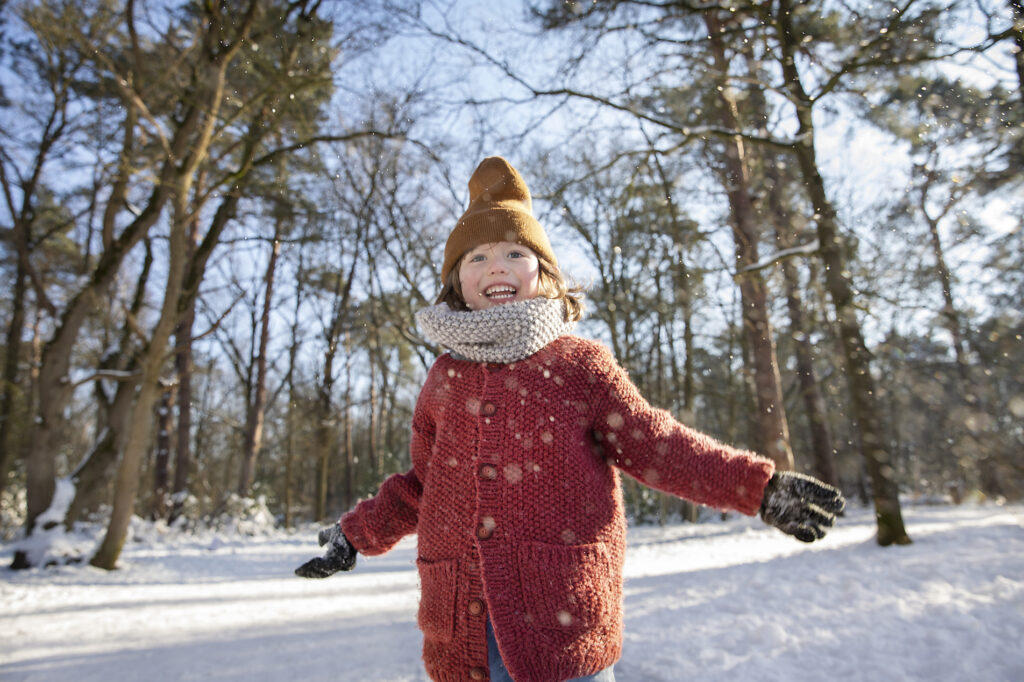 Niedlicher Junge in warmer Kleidung im Winter
Lizenzfreies Stockfoto