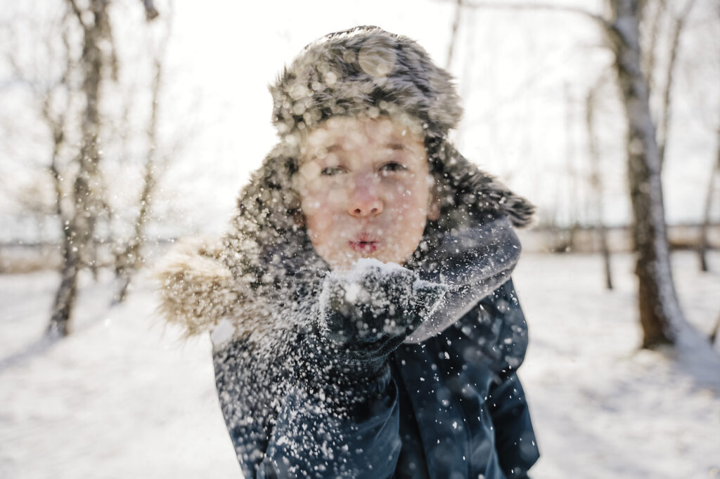 Junge bläst im Winter Schnee von der Palme
Lizenzfreies Stockfoto