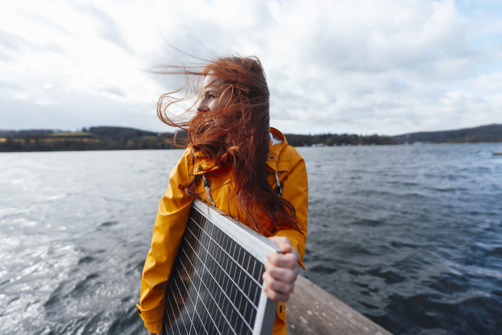 Rothaarige Frau hält Sonnenkollektor am See Lizenzfreies Stockfoto Rothaarige Frau hält Sonnenkollektor am See
Lizenzfreies Stockfoto