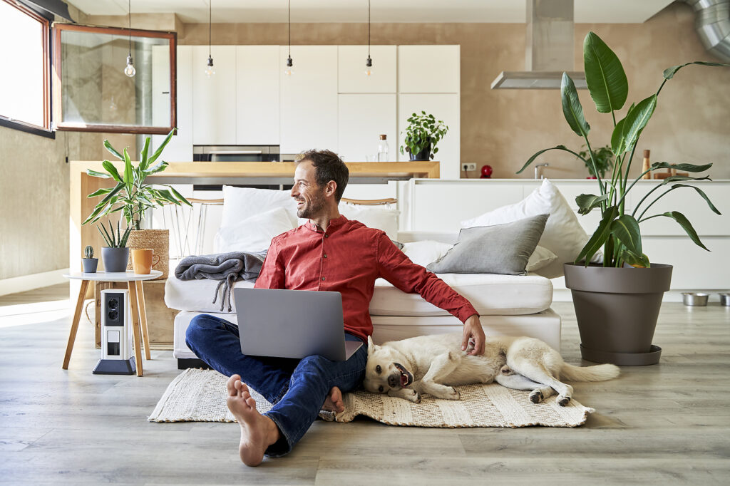Glücklicher Geschäftsmann sitzt mit Laptop und streichelt Hund zu Hause Lizenzfreies Stockfoto Glücklicher Geschäftsmann sitzt mit Laptop und streichelt Hund zu Hause
Lizenzfreies Stockfoto