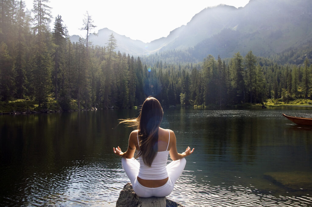Frau übt Yoga am See, Rückansicht Lizenzfreies Stockfoto Frau übt Yoga am See, Rückansicht
Lizenzfreies Stockfoto