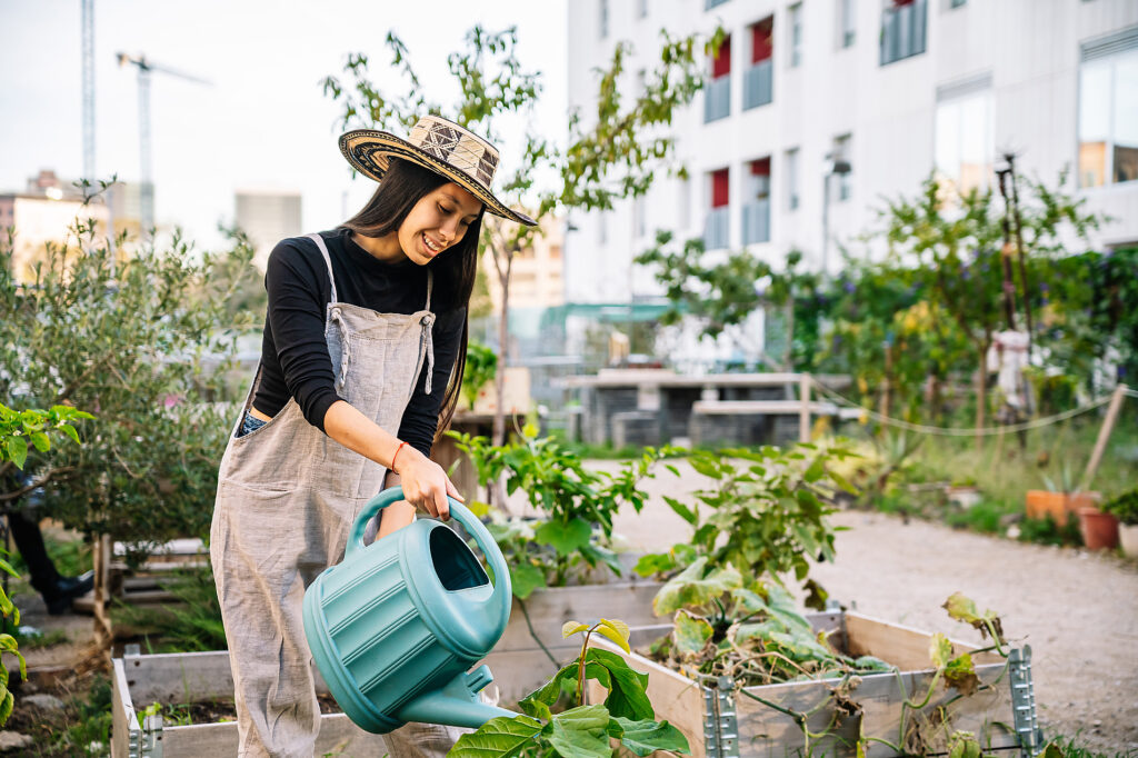 Glückliche Frau mit Hut bewässert Pflanzen mit einer Gießkanne in einem städtischen Garten Lizenzfreies Stockfoto Glückliche Frau mit Hut bewässert Pflanzen mit einer Gießkanne in einem städtischen Garten
Lizenzfreies Stockfoto