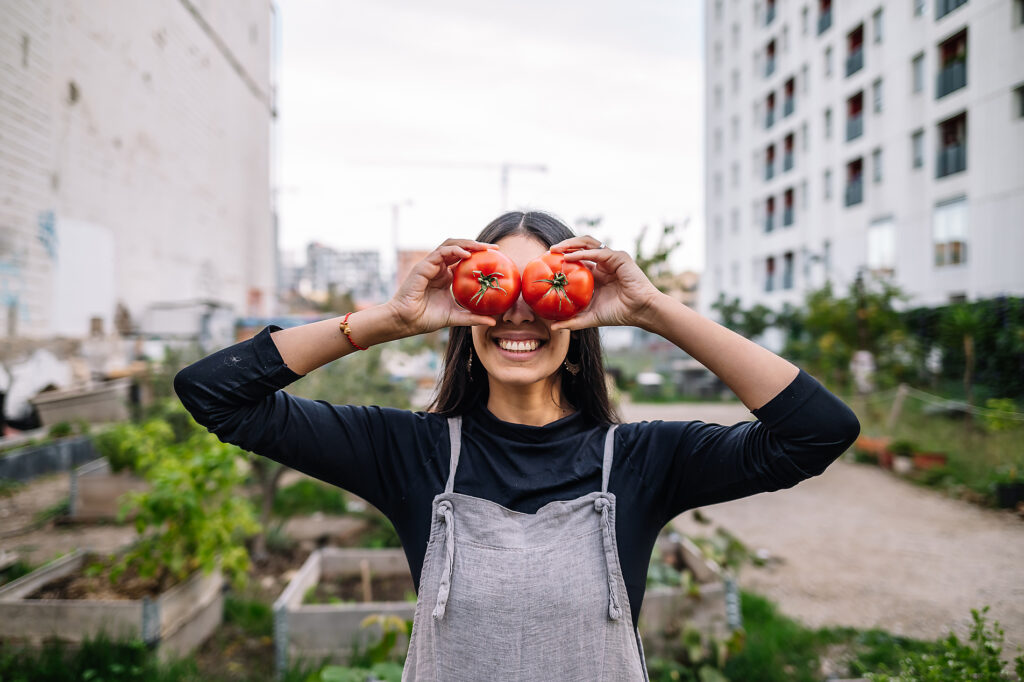 Glückliche Frau hält Tomaten über die Augen im städtischen Garten Lizenzfreies Stockfoto Glückliche Frau hält Tomaten über die Augen im städtischen Garten
Lizenzfreies Stockfoto
