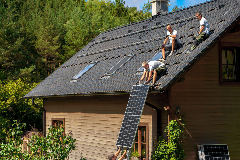 Männliche Arbeiter bei der Installation von Solarpaneelen auf einem Dach, alternative Energie, Ressourcenschonung und nachhaltiger Lebensstil. Lizenzfreies Stockfoto Männliche Arbeiter bei der Installation von Solarpaneelen auf einem Dach, alternative Energie, Ressourcenschonung und nachhaltiger Lebensstil.
Lizenzfreies Stockfoto