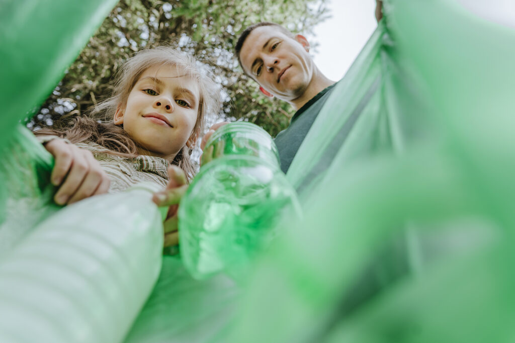 Lächelnder Vater und Tochter sammeln Plastikflaschen im Müllsack Lizenzfreies Stockfoto Lächelnder Vater und Tochter sammeln Plastikflaschen im Müllsack
Lizenzfreies Stockfoto