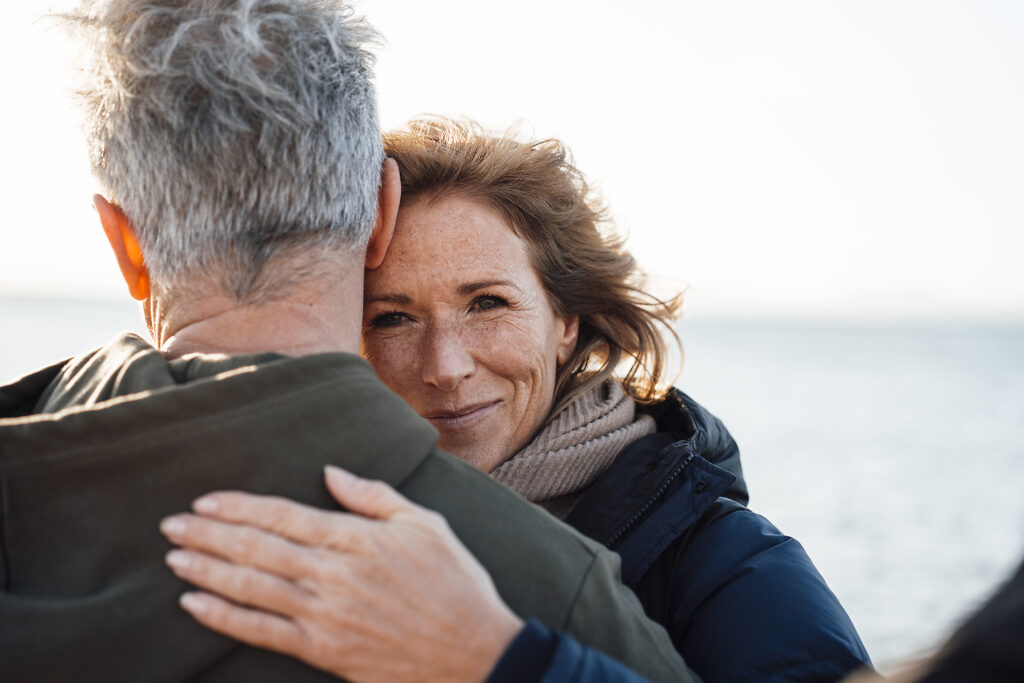 Lächelnde reife Frau umarmt Mann Lizenzfreies Stockfoto Lächelnde reife Frau umarmt Mann
Lizenzfreies Stockfoto