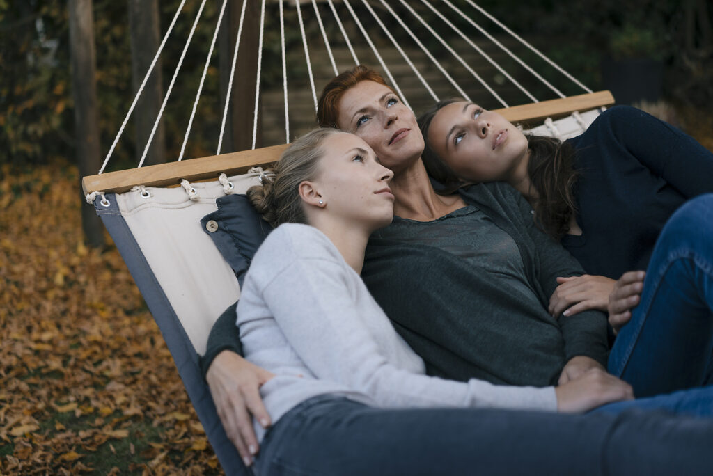 Mutter mit zwei Mädchen im Teenageralter in der Hängematte liegend im Garten im Herbst Lizenzfreies Stockfoto Mutter mit zwei Mädchen im Teenageralter in der Hängematte liegend im Garten im Herbst
Lizenzfreies Stockfoto