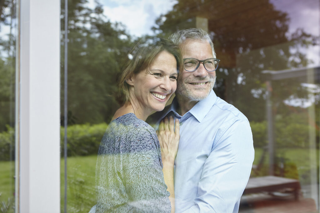 Verliebtes Paar steht am Fenster Lizenzfreies Stockfoto Verliebtes Paar steht am Fenster
Lizenzfreies Stockfoto