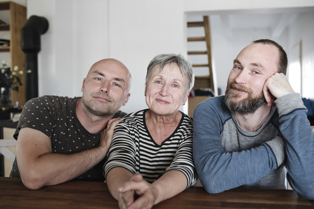 Porträt von lächelnden erwachsenen Söhnen mit älterer Mutter zu Hause
Lizenzfreies Stockfoto