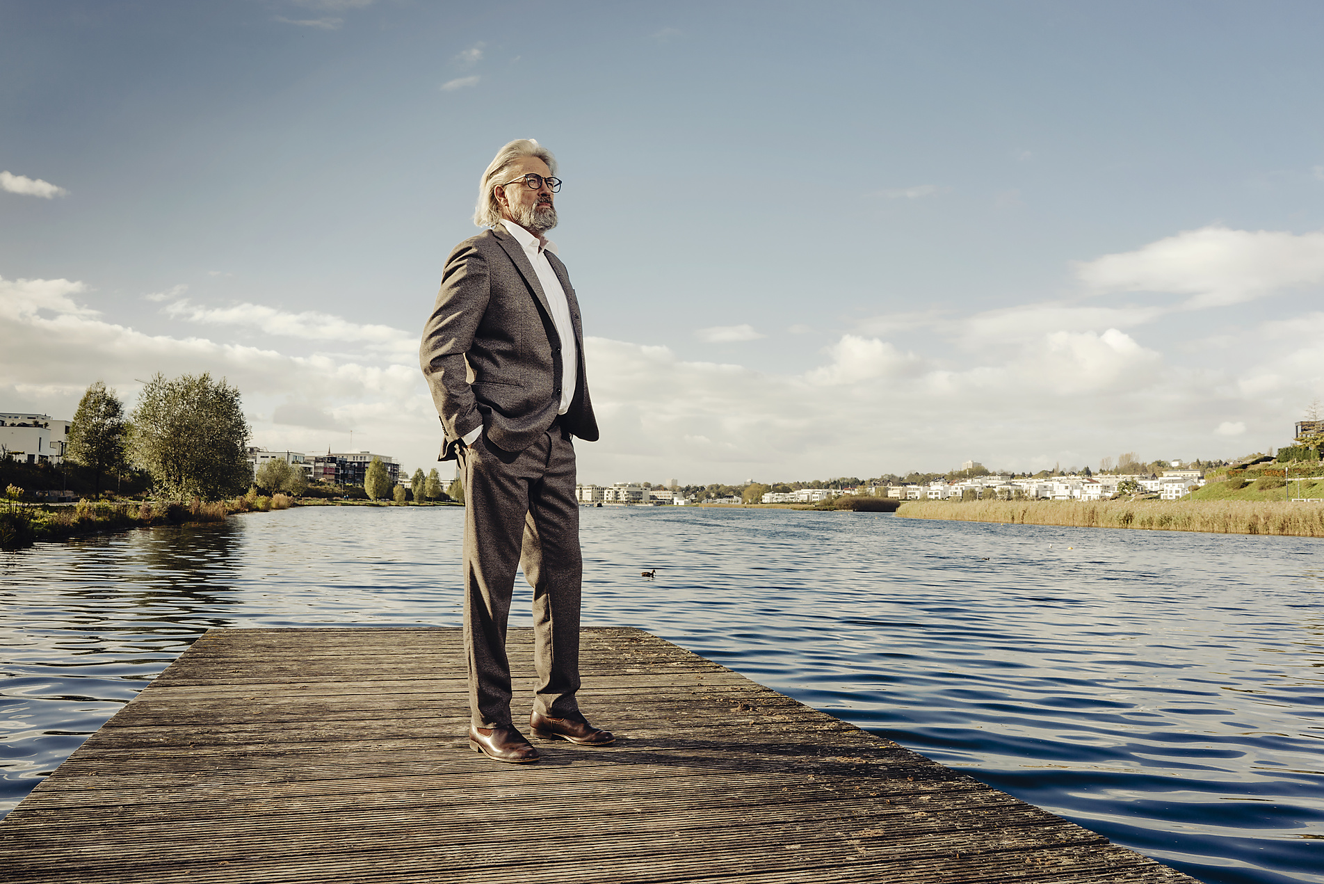 Älterer Mann steht auf einem Steg an einem See
Lizenzfreies Stockfoto