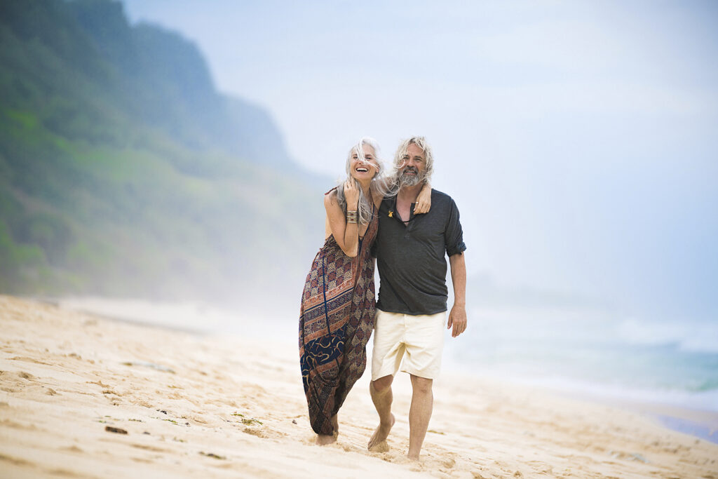 Glückliches älteres Hippie-Paar, das Seite an Seite am Strand spazieren geht
Lizenzfreies Stockfoto