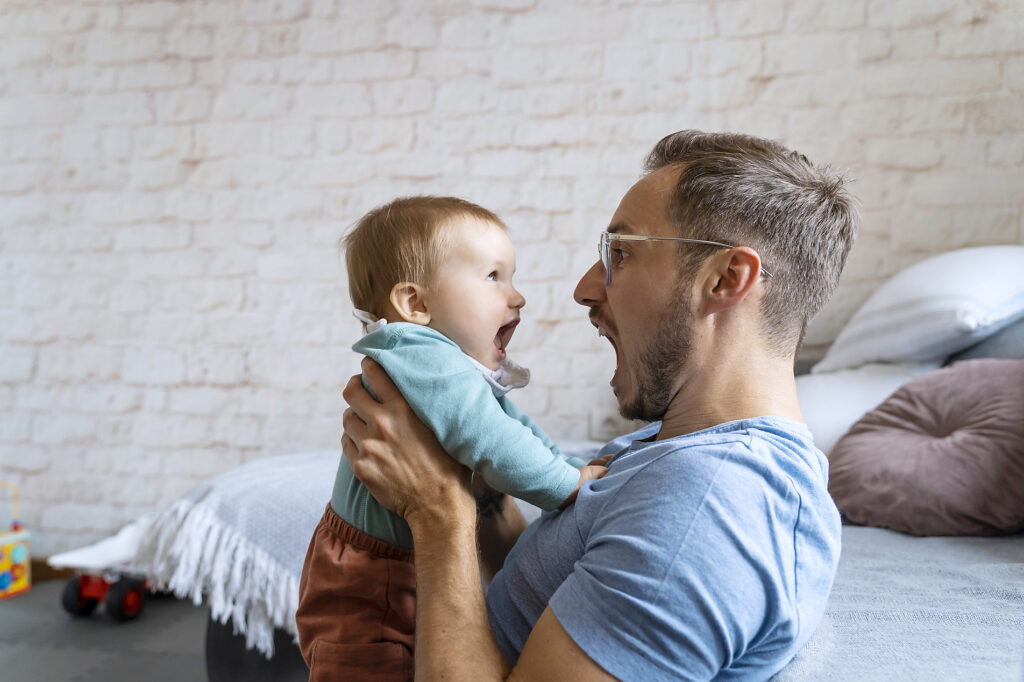 Verspielter Vater schreit mit Baby zu Hause
Lizenzfreies Stockfoto