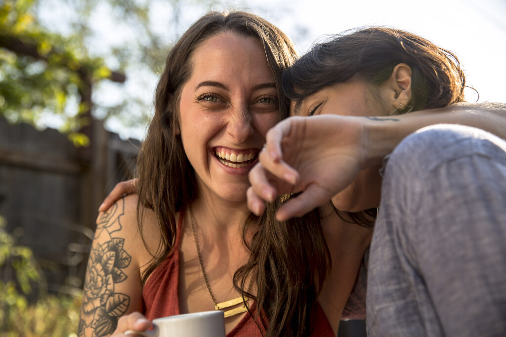 Zwei glückliche junge Frauen umarmen sich im Freien
Lizenzfreies Stockfoto