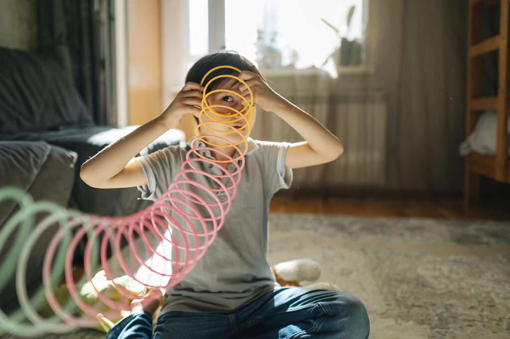 Junge spielt mit einem bunten Feder-Spielzeug zu Hause Lizenzfreies Stockfoto Junge spielt mit einem bunten Feder-Spielzeug zu Hause
Lizenzfreies Stockfoto