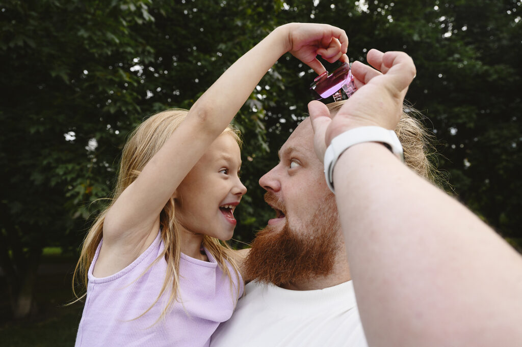 Verspielter Vater und Tochter im Park Lizenzfreies Stockfoto Verspielter Vater und Tochter im Park
Lizenzfreies Stockfoto