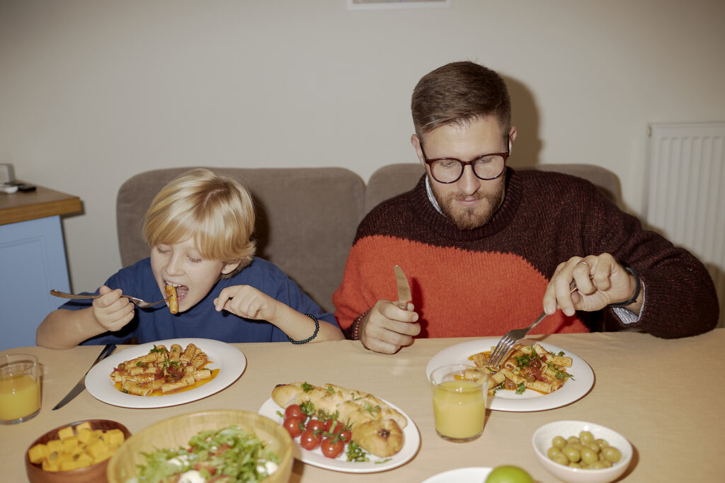 Vater und Sohn genießen gemeinsam das Abendessen zu Hause Lizenzfreies Stockfoto Vater und Sohn genießen gemeinsam das Abendessen zu Hause
Lizenzfreies Stockfoto