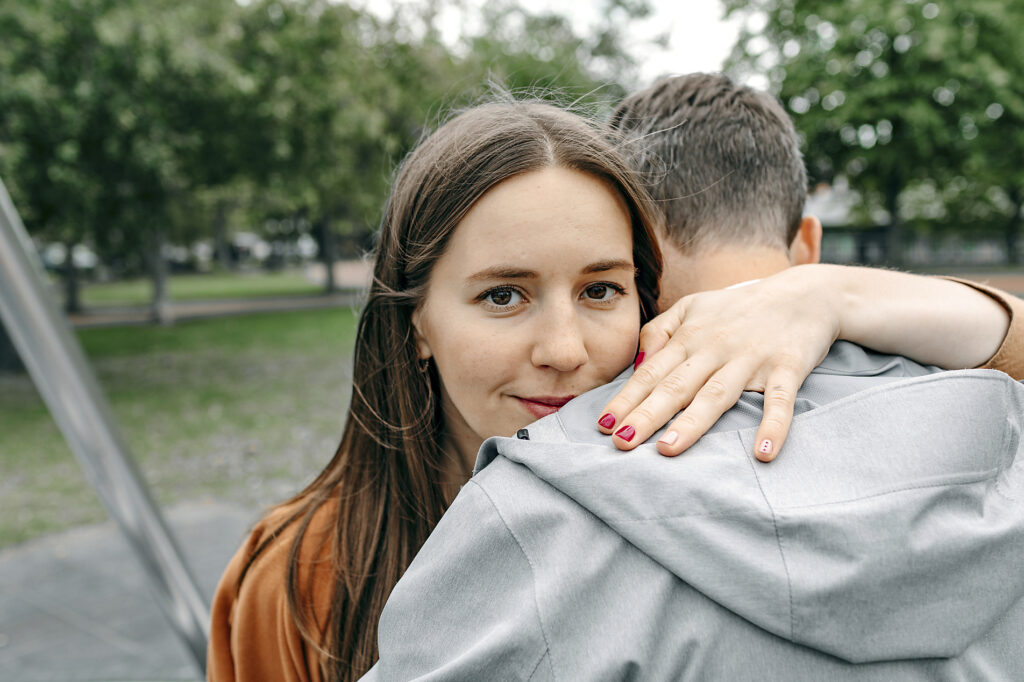 Lächelnde Freundin umarmt ihren Freund in einem öffentlichen Park Lizenzfreies Stockfoto Lächelnde Freundin umarmt ihren Freund in einem öffentlichen Park
Lizenzfreies Stockfoto