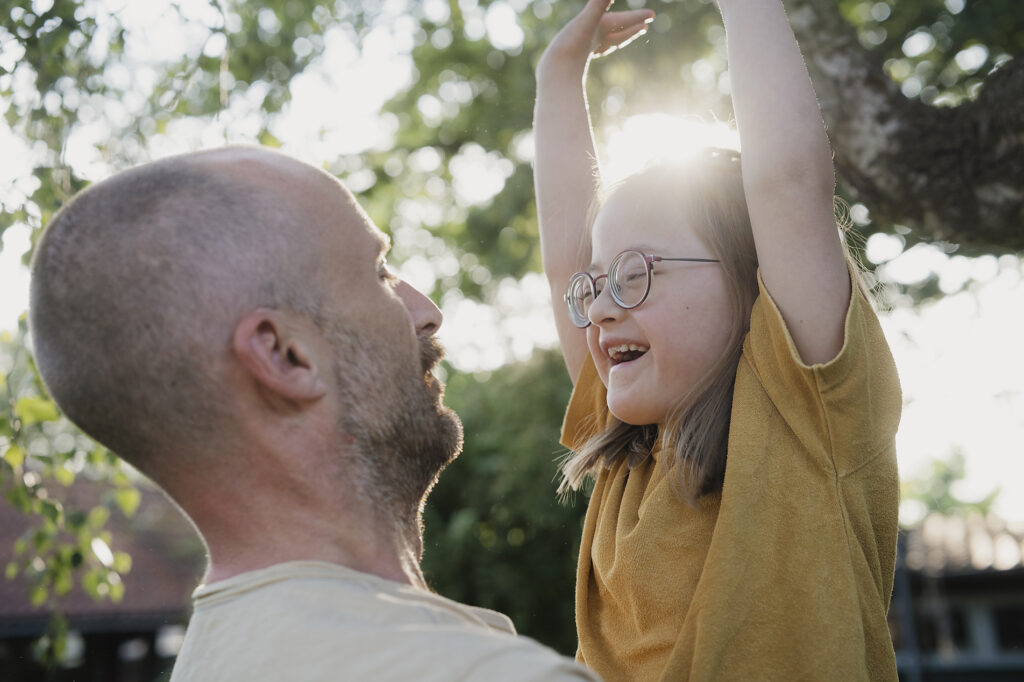 Familienbindung im Sommergarten mit fröhlicher und verspielter Stimmung
Lizenzfreies Stockfoto