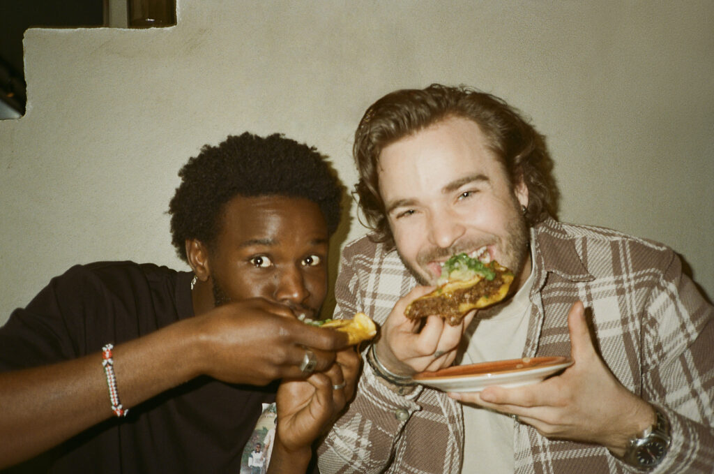 Portrait of happy male friends eating tacos at restaurant
Lizenzfreies Stockfoto