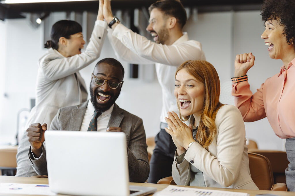 Erfolgreiches Geschäftsteam feiert gemeinsam im modernen Büro Lizenzfreies Stockfoto Erfolgreiches Geschäftsteam feiert gemeinsam im modernen BüroLizenzfreies Stockfoto