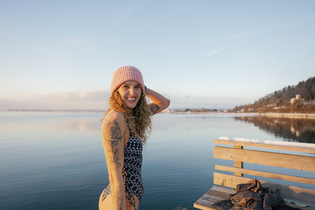 Smiling woman in swimsuit and beanie enjoys winter ice bath by lake Royalty-free image Smiling woman in swimsuit and beanie enjoys winter ice bath by lake
Royalty-free image