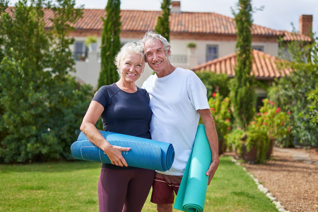 Portrait happy, active senior couple with yoga mats in villa garden Lizenzfreies Stockfoto Portrait happy, active senior couple with yoga mats in villa garden
Lizenzfreies Stockfoto