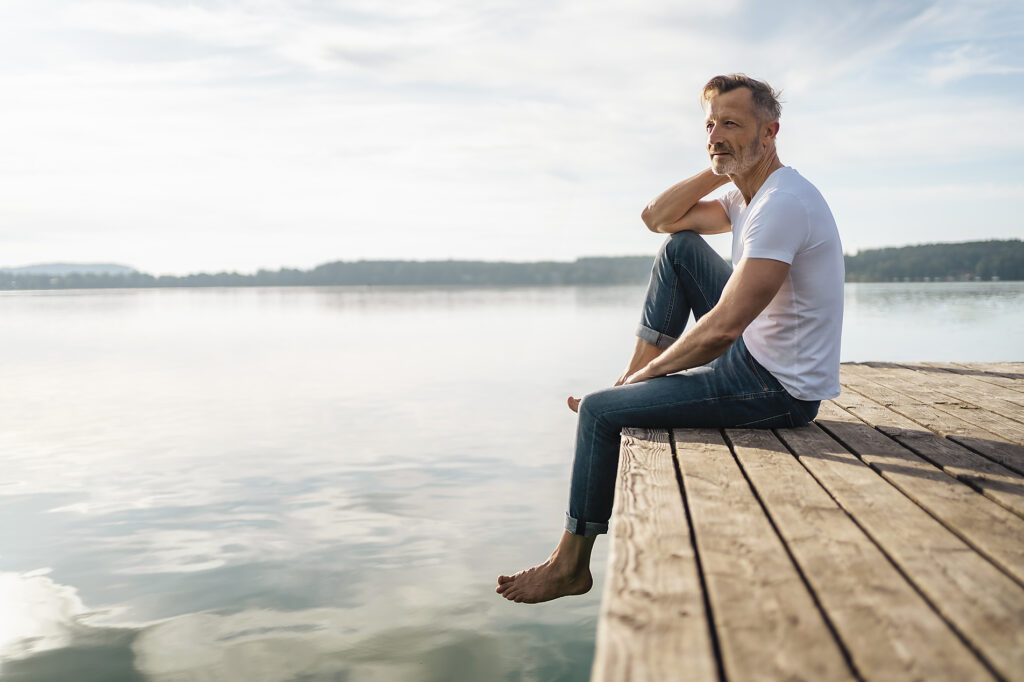 Nachdenklicher reifer Mann sitzt am Rande des Stegs am See Lizenzfreies Stockfoto Nachdenklicher reifer Mann sitzt am Rande des Stegs am See
Lizenzfreies Stockfoto