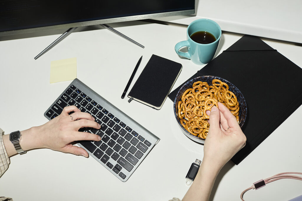 Angestellter isst Brezel und tippt am Bürotisch in der Mittagspause Lizenzfreies Stockfoto Angestellter isst Brezel und tippt am Bürotisch in der Mittagspause
Lizenzfreies Stockfoto