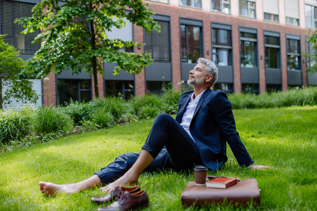 Ein reifer Geschäftsmann, der sich ausruht und barfuß im Park sitzt, sich frei fühlt, der Arbeit entflieht, Work-Life-Balance-Konzept. Lizenzfreies Stockfoto Ein reifer Geschäftsmann, der sich ausruht und barfuß im Park sitzt, sich frei fühlt, der Arbeit entflieht, Work-Life-Balance-Konzept.
Lizenzfreies Stockfoto