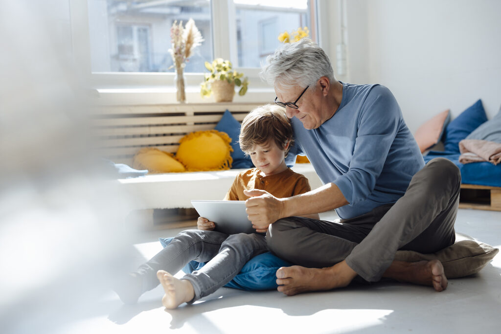 Älterer Mann benutzt Tablet-PC mit Enkel im Wohnzimmer Lizenzfreies Stockfoto Älterer Mann benutzt Tablet-PC mit Enkel im Wohnzimmer
Lizenzfreies Stockfoto