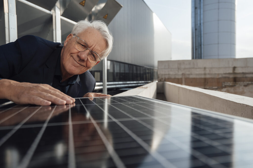 Lächelnder älterer Geschäftsmann bei der Prüfung eines Solarpanels Lizenzfreies Stockfoto Lächelnder älterer Geschäftsmann bei der Prüfung eines Solarpanels
Lizenzfreies Stockfoto