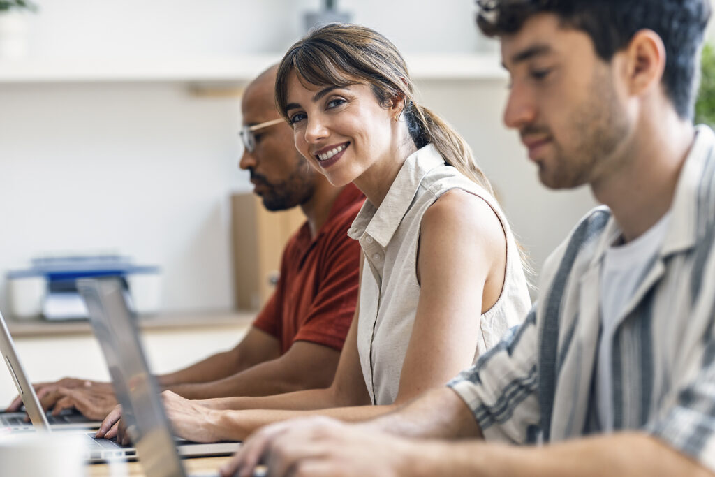 Team arbeitet zusammen im Startup Büro an Laptops mit Lächeln Lizenzfreies Stockfoto Team arbeitet zusammen im Startup Büro an Laptops mit Lächeln
Lizenzfreies Stockfoto