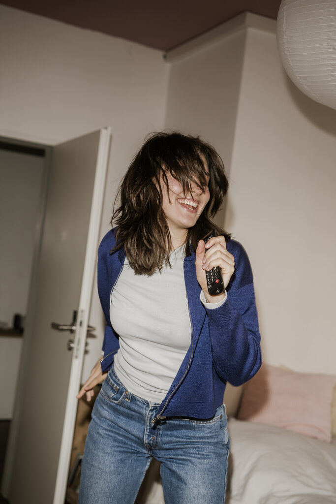 Musikfan singt und tanzt mit einer Fernbedienung im Schlafzimmer Lizenzfreies Stockfoto Musikfan singt und tanzt mit einer Fernbedienung im Schlafzimmer
Lizenzfreies Stockfoto