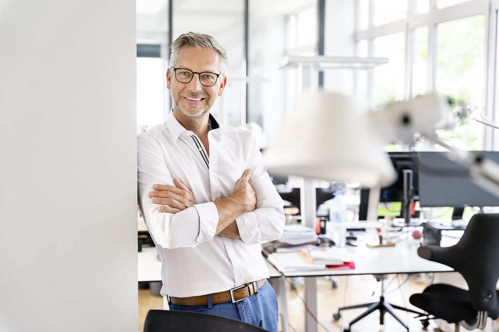 Glückliche männliche Fachkraft mit verschränkten Armen an die Wand gelehnt im Büro Lizenzfreies Stockfoto Glückliche männliche Fachkraft mit verschränkten Armen an die Wand gelehnt im Büro
Lizenzfreies Stockfoto