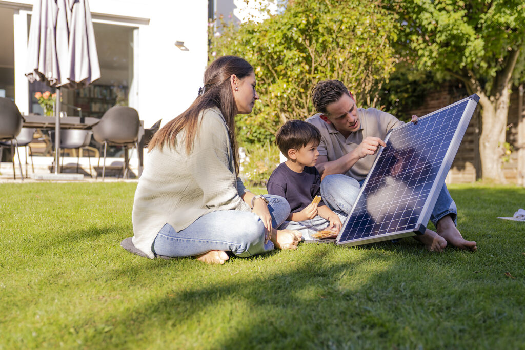 Familie lernt im Garten zu Hause über Solarmodul und nachhaltige Energie Lizenzfreies Stockfoto Familie lernt im Garten zu Hause über Solarmodul und nachhaltige Energie
Lizenzfreies Stockfoto