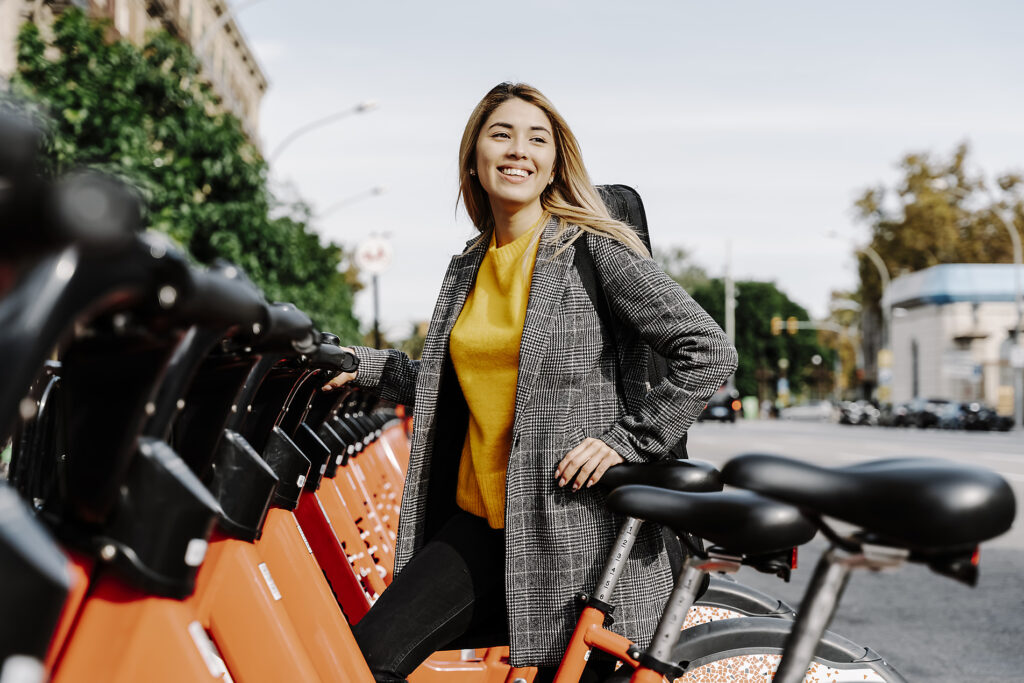 Junge Frau mit Geigenkasten mietet Fahrrad in der Stadt Lizenzfreies Stockfoto Junge Frau mit Geigenkasten mietet Fahrrad in der Stadt
Lizenzfreies Stockfoto