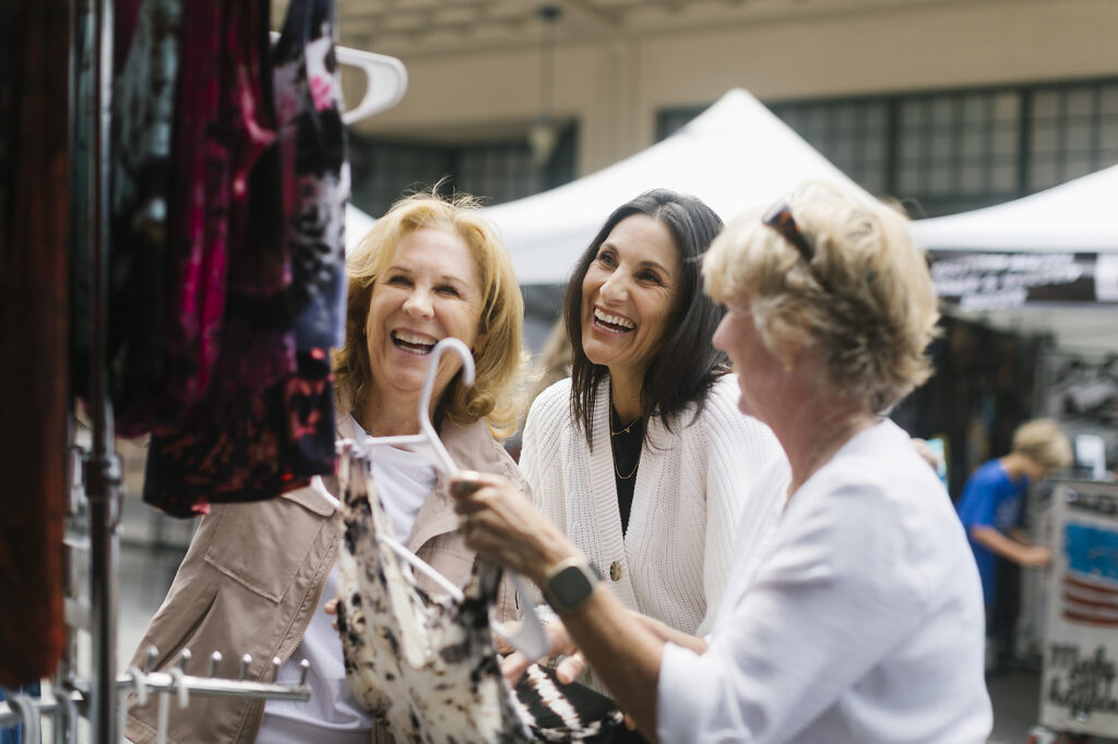 Frauen beim Einkaufen auf dem Straßenmarkt Lizenzfreies Stockfoto Frauen beim Einkaufen auf dem Straßenmarkt
Lizenzfreies Stockfoto