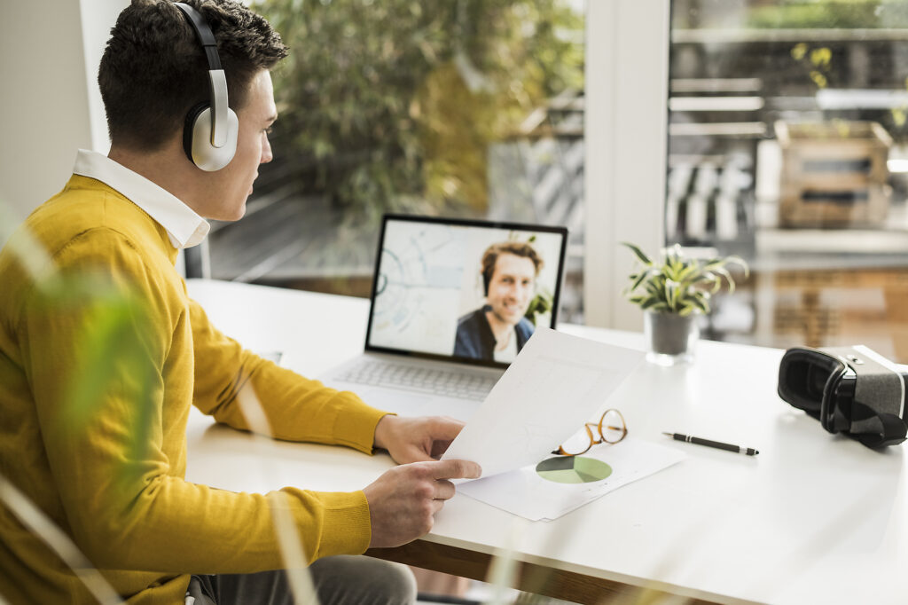 Geschäftsmann, der ein Dokument erklärt, während er an einer Geschäftsbesprechung per Videokonferenz im Büro zu Hause teilnimmt Lizenzfreies Stockfoto Geschäftsmann, der ein Dokument erklärt, während er an einer Geschäftsbesprechung per Videokonferenz im Büro zu Hause teilnimmt
Lizenzfreies Stockfoto