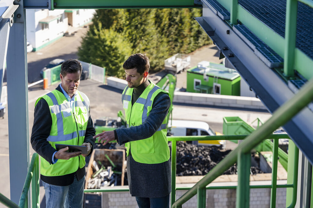 Ingenieure diskutieren über Tablet-PC in Recyclinganlage Lizenzfreies Stockfoto Ingenieure diskutieren über Tablet-PC in Recyclinganlage
Lizenzfreies Stockfoto