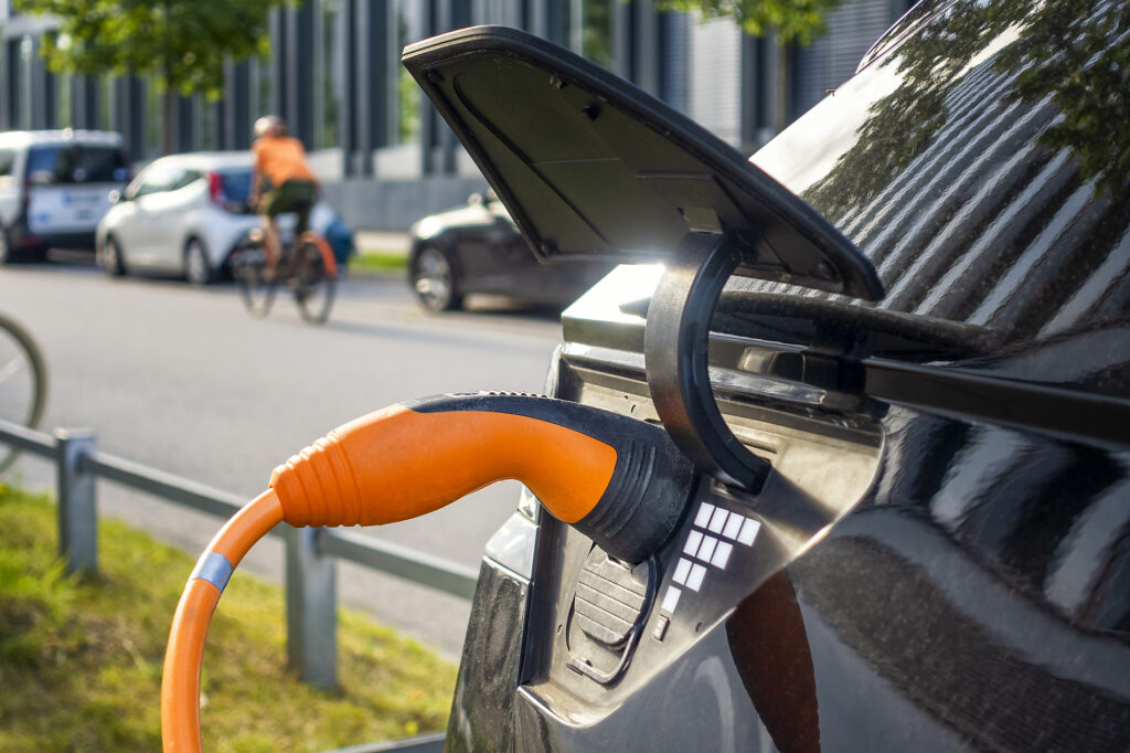 Elektroauto lädt an Ladestation in München für Nachhaltigkeit Lizenzfreies Stockfoto Elektroauto lädt an Ladestation in München für Nachhaltigkeit
Lizenzfreies Stockfoto