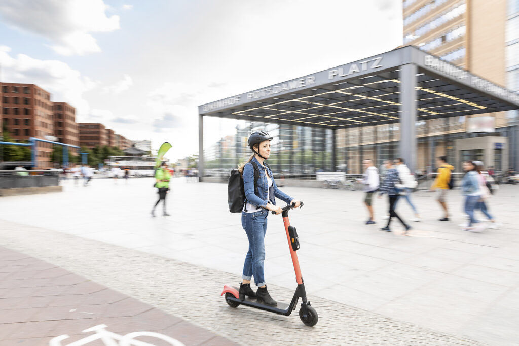 Frau fährt E-Scooter in der Stadt, Berlin, Deutschland, Berlin, Deutschland Lizenzfreies Stockfoto Frau fährt E-Scooter in der Stadt, Berlin, Deutschland, Berlin, Deutschland
Lizenzfreies Stockfoto