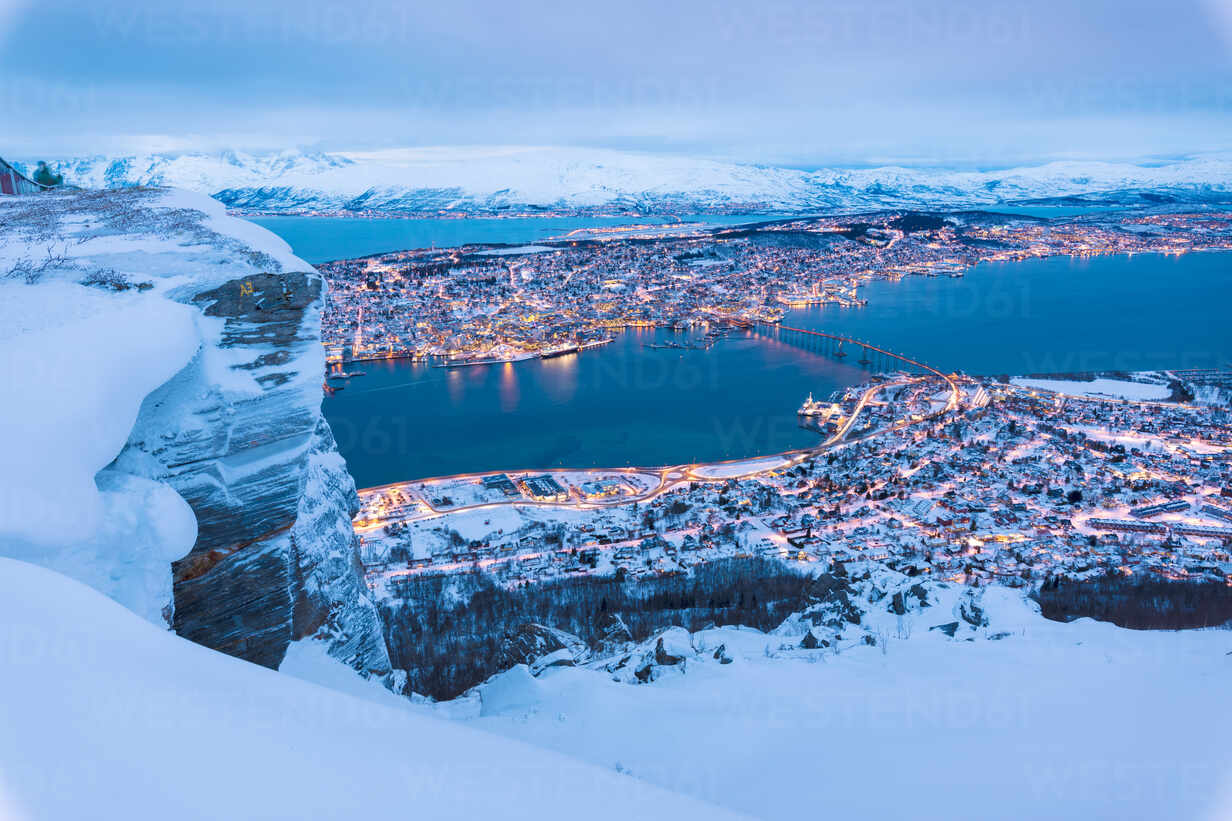 Mata con tiempo dedo View of the city of Tromso at dusk from the mountain top reached by the  Fjellheisen