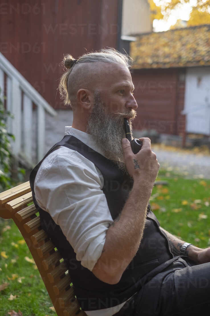kahvaltı ederim İncelemek Kokulu  Man with long beard smoking pipe stock photo