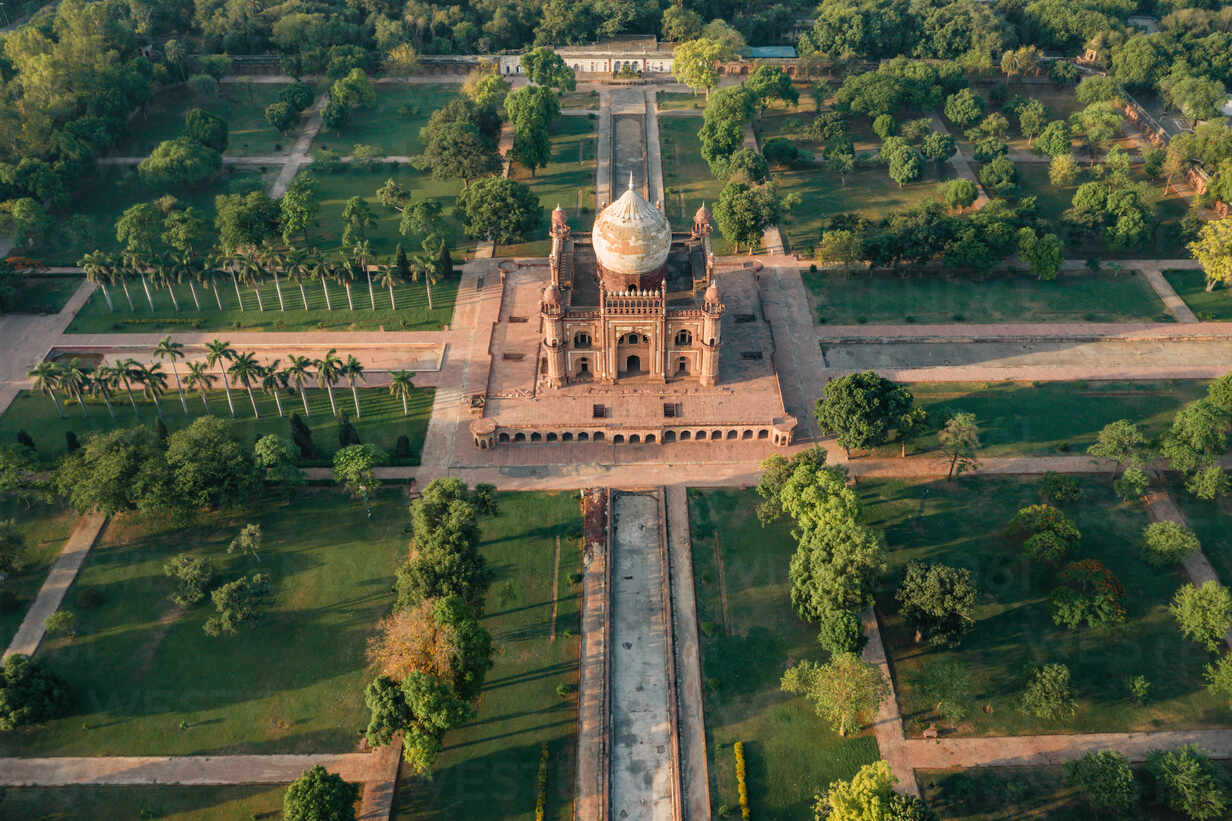 Aerial view of empty Safdarjung Tomb due to coronavirus pandemic in Delhi,  India – Stockphoto